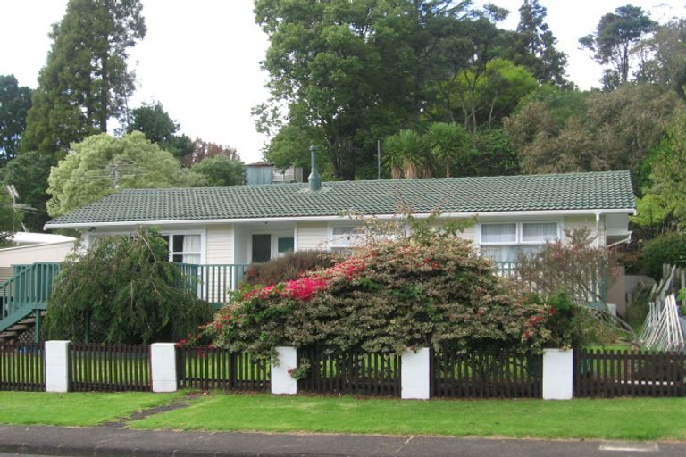 Photo of property in 6 Staincross Street, Green Bay, Auckland, 0604
