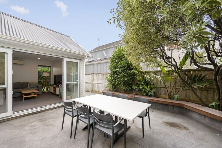 Photo of property in 9/36 Dee Street, Island Bay, Wellington, 6023