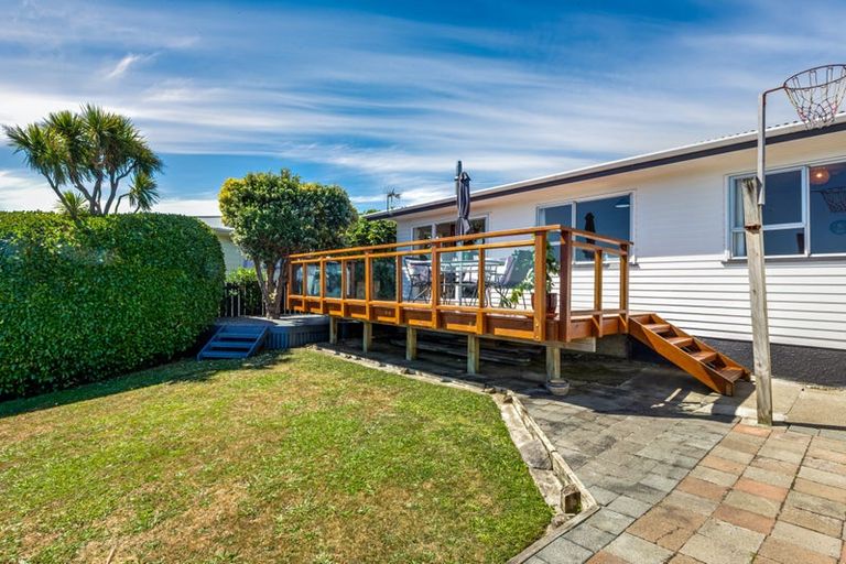 Photo of property in 131 Gloaming Hill, Titahi Bay, Porirua, 5022