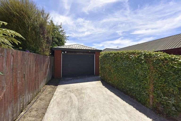 Photo of property in 2/11 Gatonby Place, Avonhead, Christchurch, 8042