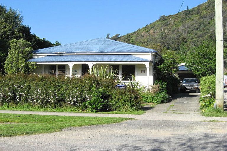 Photo of property in 50 Devon Street, Picton, 7220
