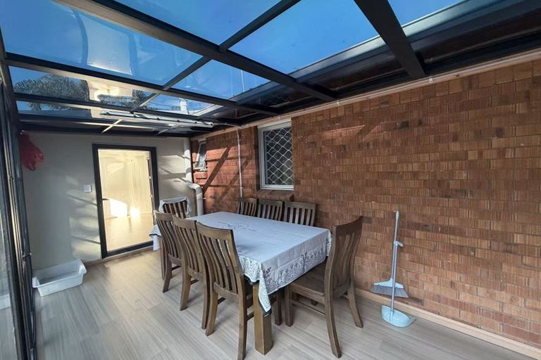 Photo of property in 12 Verena Place, Green Bay, Auckland, 0604