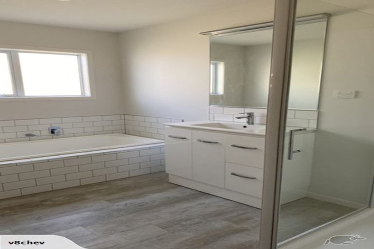 Photo of property in 2 Omaka Place, Aotea, Porirua, 5024