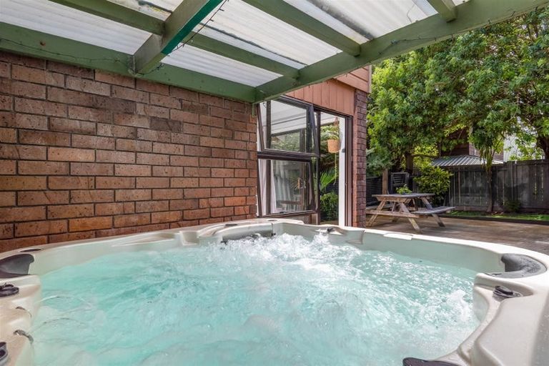 Photo of property in 2/10 Tiri View Place, Waiake, Auckland, 0630