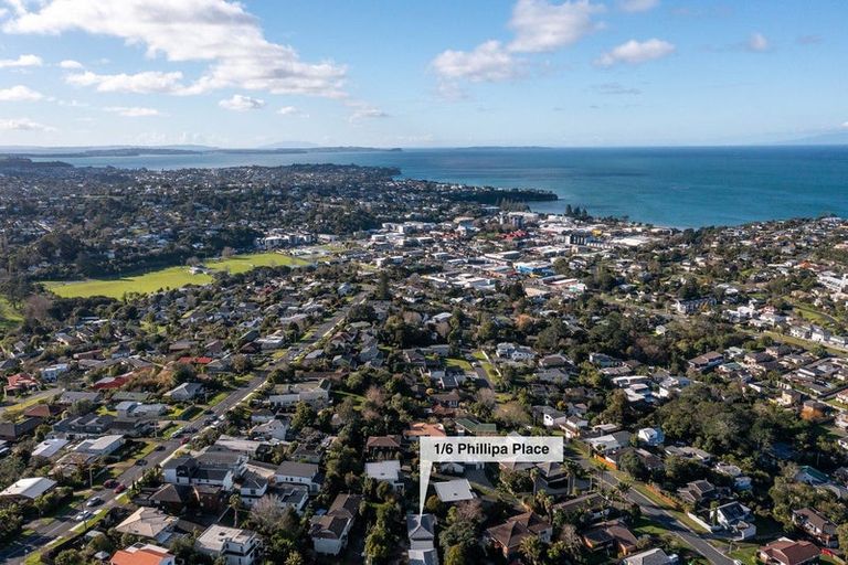 Photo of property in 1/6 Phillipa Place, Browns Bay, Auckland, 0630