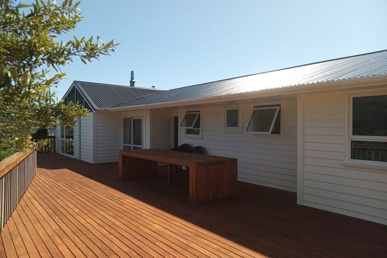 Photo of property in 24 Bartlett Grove, Tawa, Wellington, 5028