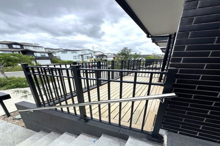Photo of property in 9/19 Windlass Street, Long Bay, Auckland, 0630
