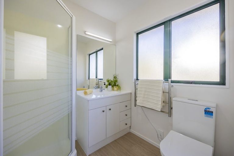 Photo of property in 16 Taroka Close, Pinehill, Auckland, 0632