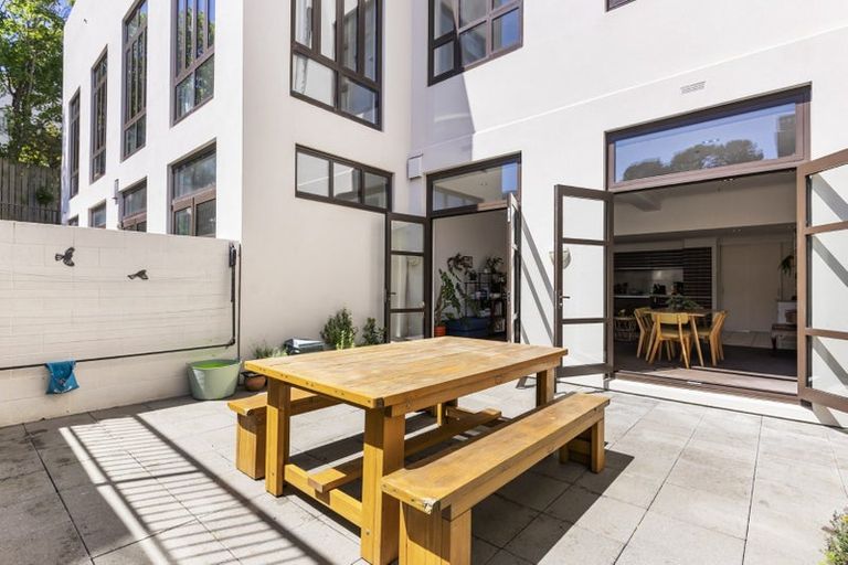 Photo of property in Augusta Apartments, 9/254 Willis Street, Te Aro, Wellington, 6011