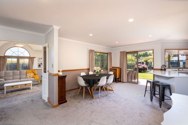 Photo of property in 11 Shelter Grove, Frankleigh Park, New Plymouth, 4310