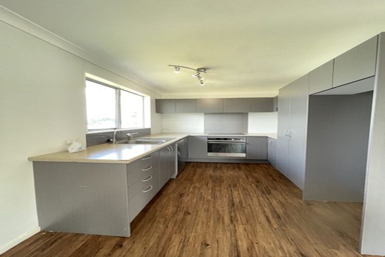 Photo of property in 28 Hueglow Rise, West Harbour, Auckland, 0618