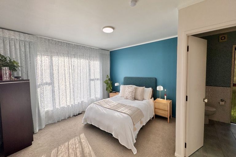 Photo of property in 8 Langstone Place, Chatswood, Auckland, 0626