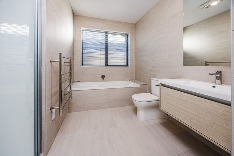 Photo of property in 124 Pepene Avenue, Takanini, Auckland, 2112