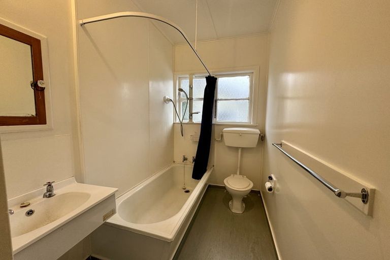 Photo of property in 111 Cambridge Terrace, Fairfield, Lower Hutt, 5011