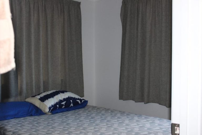 Photo of property in 28 Denver Avenue, Sunnyvale, Auckland, 0612