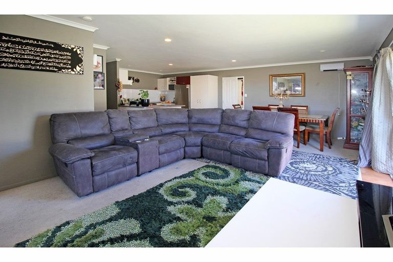 Photo of property in 122 Naylors Drive, Mangere, Auckland, 2022