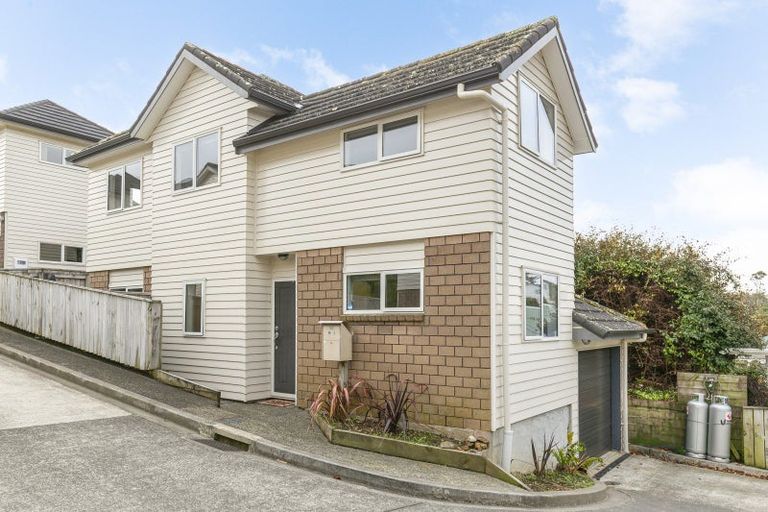 Photo of property in 3/16 Black Rock Road, Newlands, Wellington, 6037