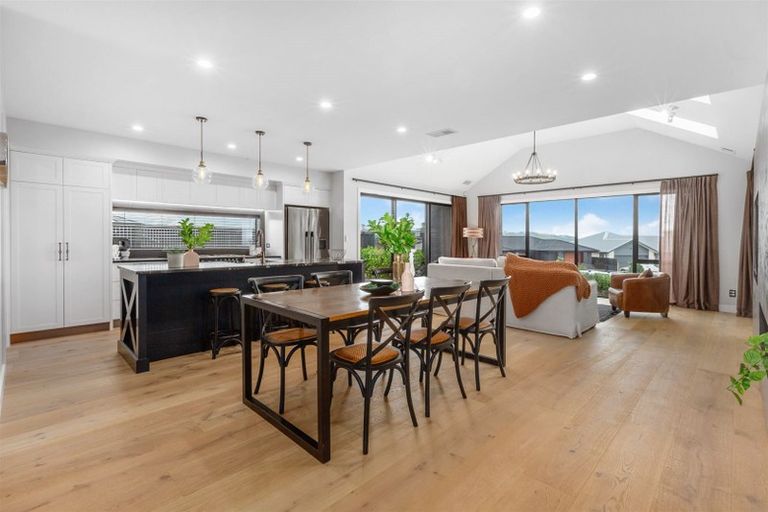 Photo of property in 16 Rotorua Grove, Aotea, Porirua, 5024