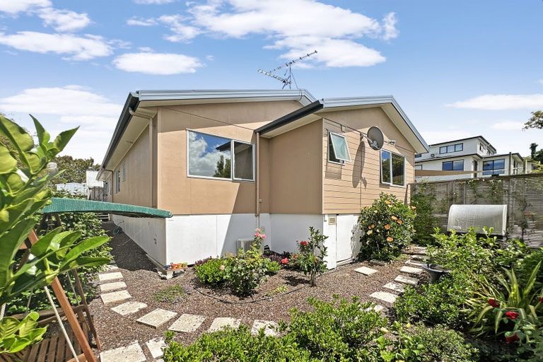 Photo of property in 8a Hauraki Crescent, Pinehill, Auckland, 0632