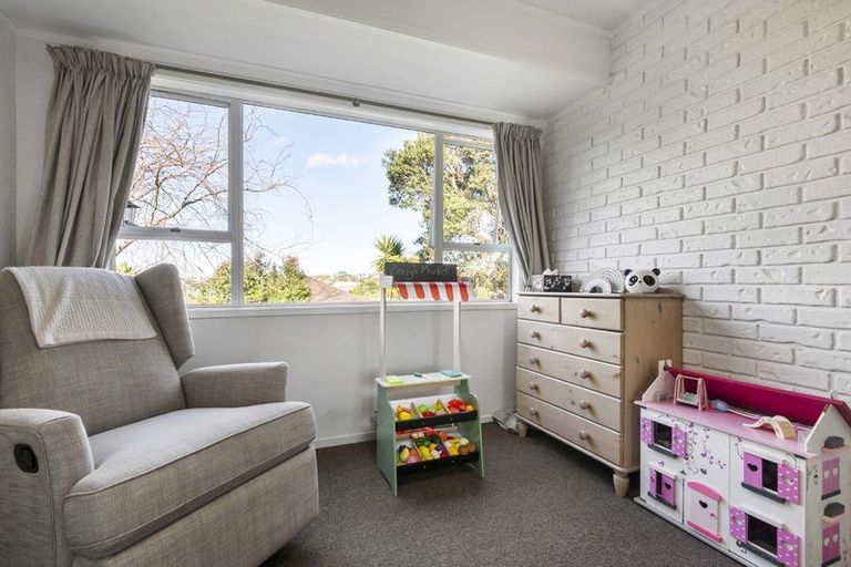 Photo of property in 1/6 Phillipa Place, Browns Bay, Auckland, 0630