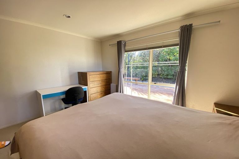 Photo of property in 6e Clearwater Cove, West Harbour, Auckland, 0618