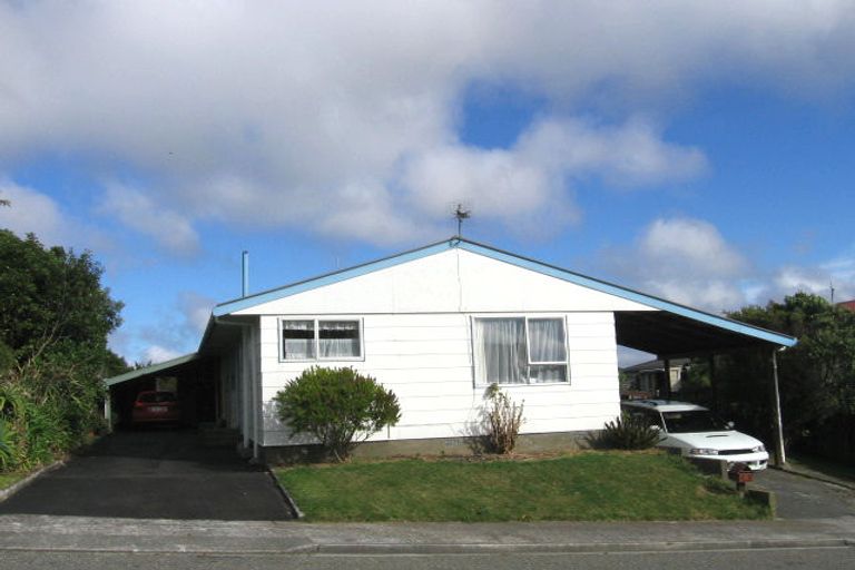 Photo of property in 19b Colchester Crescent, Newlands, Wellington, 6037