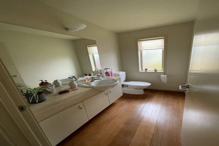 Photo of property in 1/170 East Coast Road, Forrest Hill, Auckland, 0620