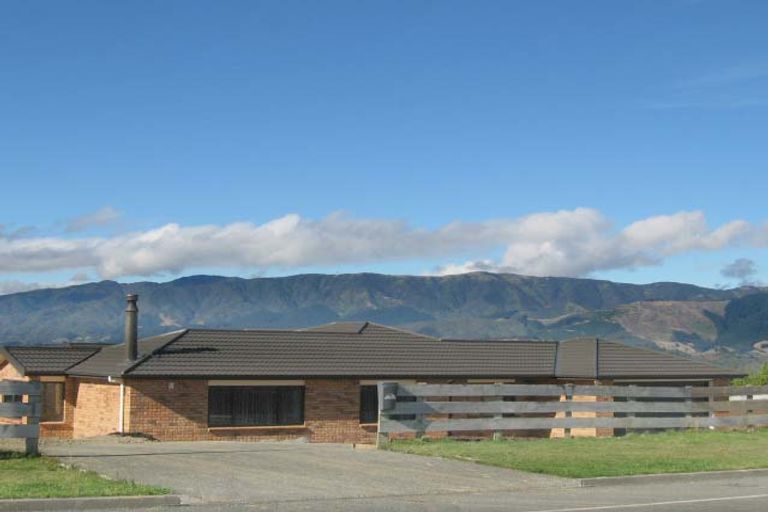 Photo of property in 70 Kirton Drive, Riverstone Terraces, Upper Hutt, 5018