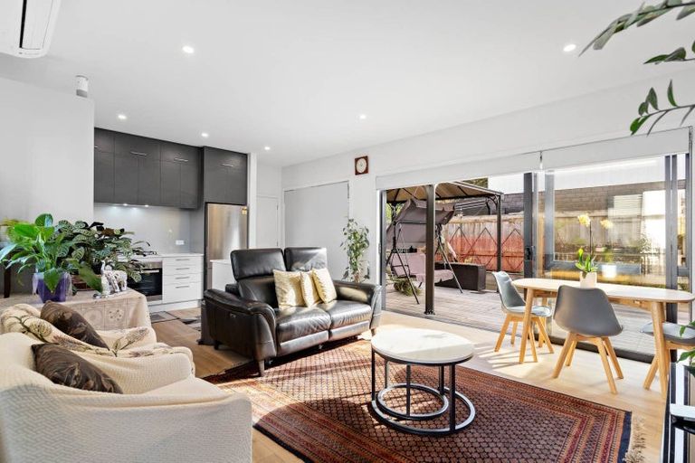 Photo of property in 12 Hava Place, Green Bay, Auckland, 0604