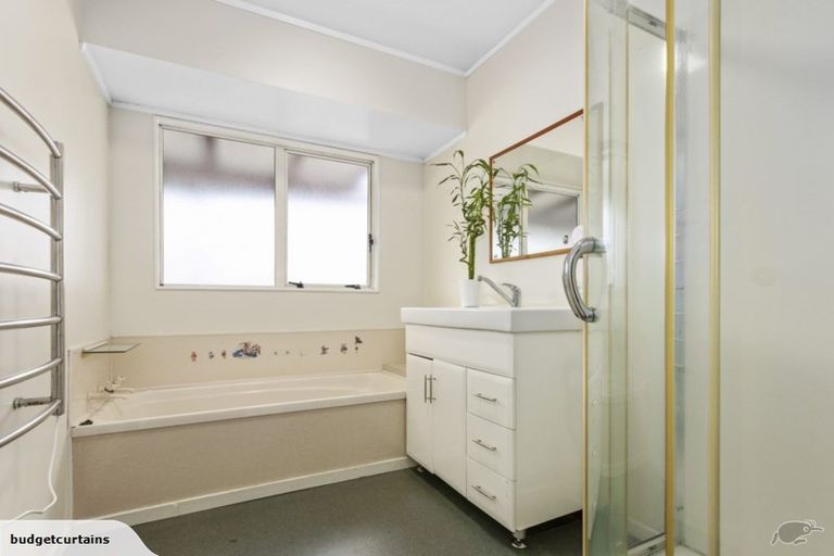 Photo of property in 17 Edgewater Drive, Pakuranga, Auckland, 2010