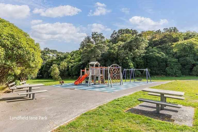 Photo of property in 4 Lyndfield Lane, Newlands, Wellington, 6037