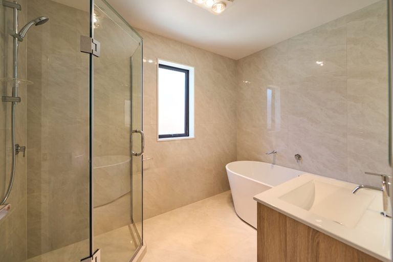 Photo of property in 2/143 Carlisle Road, Northcross, Auckland, 0632