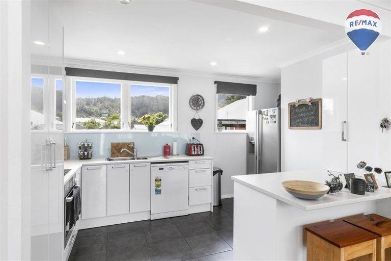 Photo of property in 18 Delaney Drive, Stokes Valley, Lower Hutt, 5019