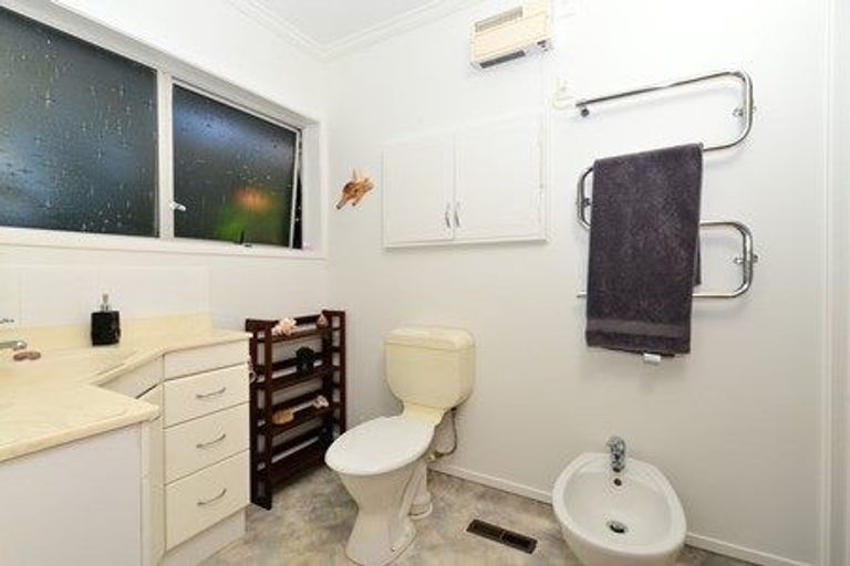 Photo of property in 18 Gilbass Avenue, Hamilton Lake, Hamilton, 3204