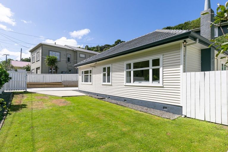Photo of property in 121 Severn Street, Island Bay, Wellington, 6023