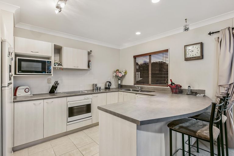 Photo of property in 1/49 Ribbonwood Crescent, Goodwood Heights, Auckland, 2105