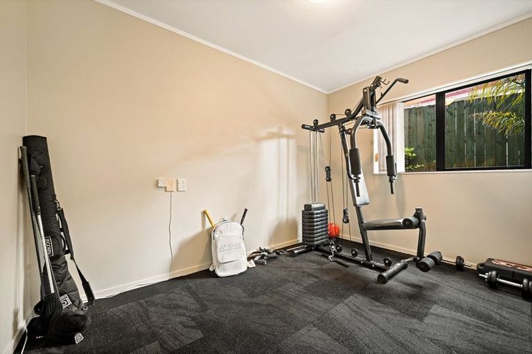 Photo of property in 22 Hogarth Rise, West Harbour, Auckland, 0618