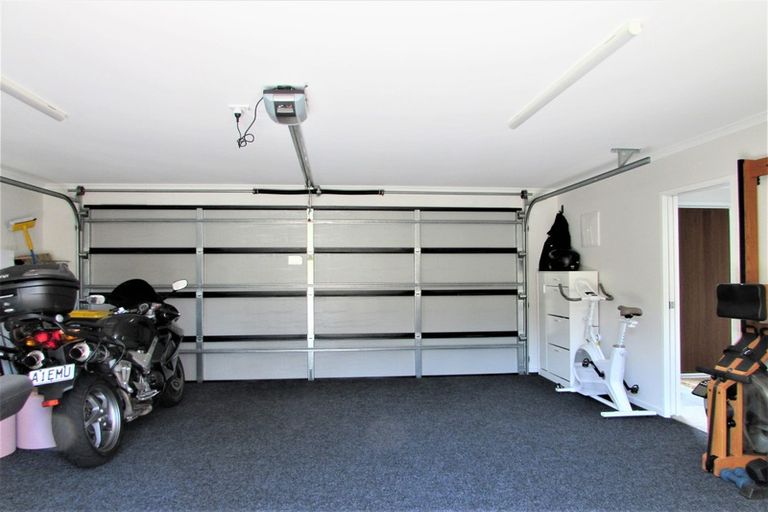 Photo of property in 10 Cromwell Point, Newlands, Wellington, 6037