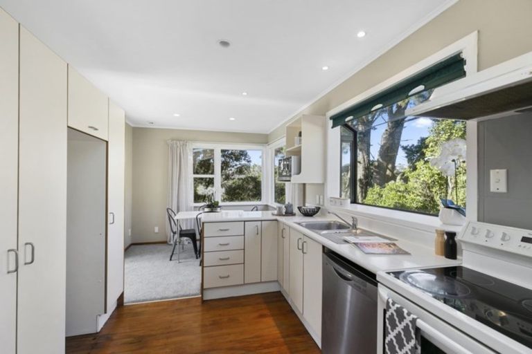 Photo of property in 6 Merritt Way, Newlands, Wellington, 6037