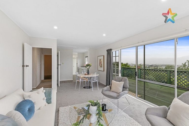 Photo of property in 1/22 Dowse Drive, Maungaraki, Lower Hutt, 5010