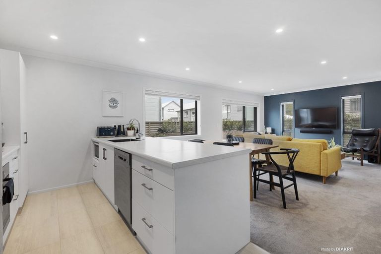 Photo of property in 35 Brindle Way, Newlands, Wellington, 6037