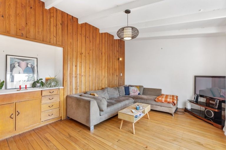 Photo of property in 2/199 Titirangi Road, Titirangi, Auckland, 0604