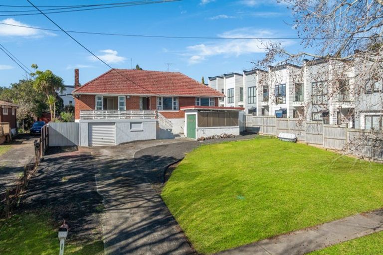 Photo of property in 23 Humphrey Kemp Avenue, Henderson, Auckland, 0612