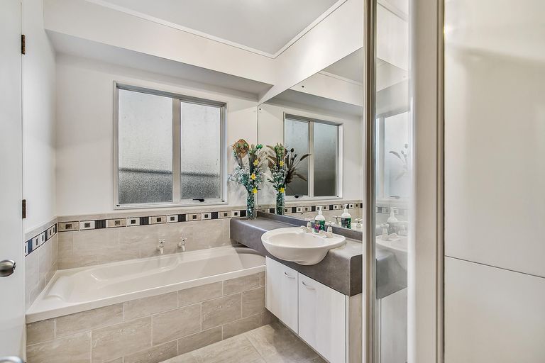 Photo of property in 1/49 Ribbonwood Crescent, Goodwood Heights, Auckland, 2105