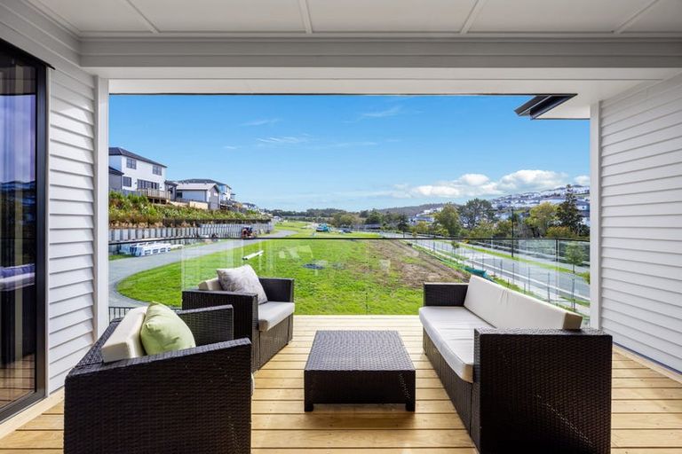 Photo of property in 128 Skulander Crescent, Orewa, 0931