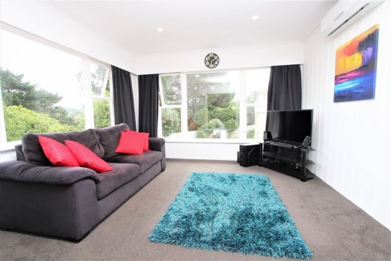 Photo of property in 31 Turville Crescent, Newlands, Wellington, 6037