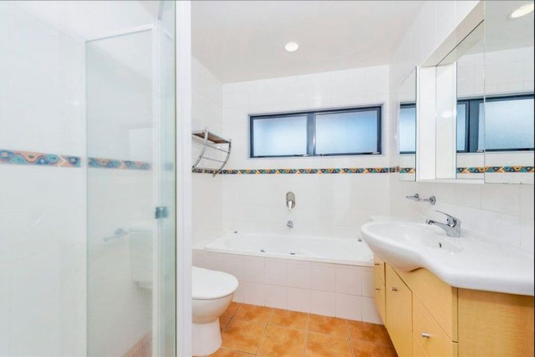 Photo of property in 20a Belleaire Court, West Harbour, Auckland, 0618