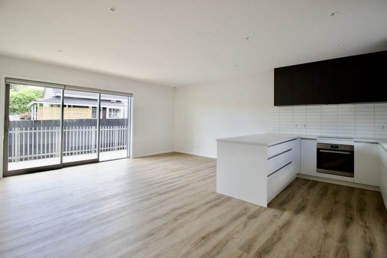 Photo of property in 3/94 Target Road, Totara Vale, Auckland, 0629