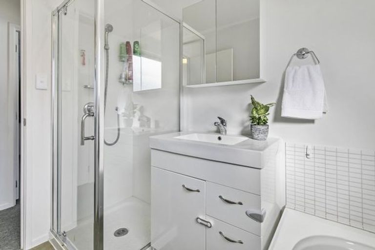 Photo of property in 15 Chislehurst Street, Henderson, Auckland, 0612