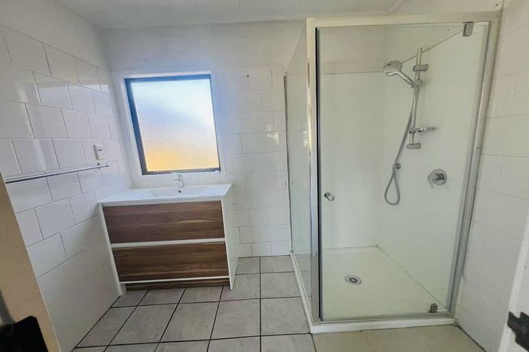 Photo of property in 5 Caribbean Drive, Unsworth Heights, Auckland, 0632